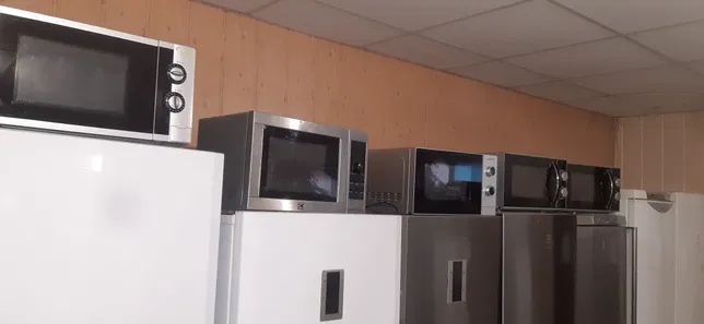 Чи можна ставити мікрохвильову піч на холодильник