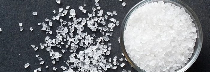 Навіщо досвідчені господині сиплють сіль у воду для миття підлог