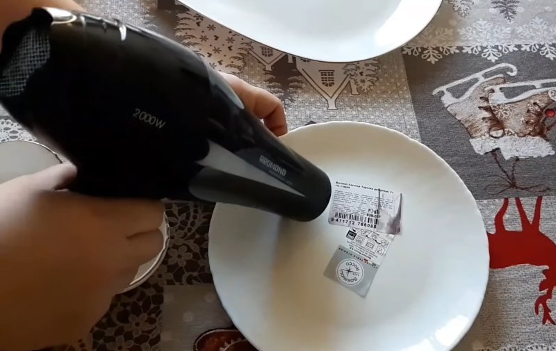 Як зняти наклейки з нового посуду за допомогою фена